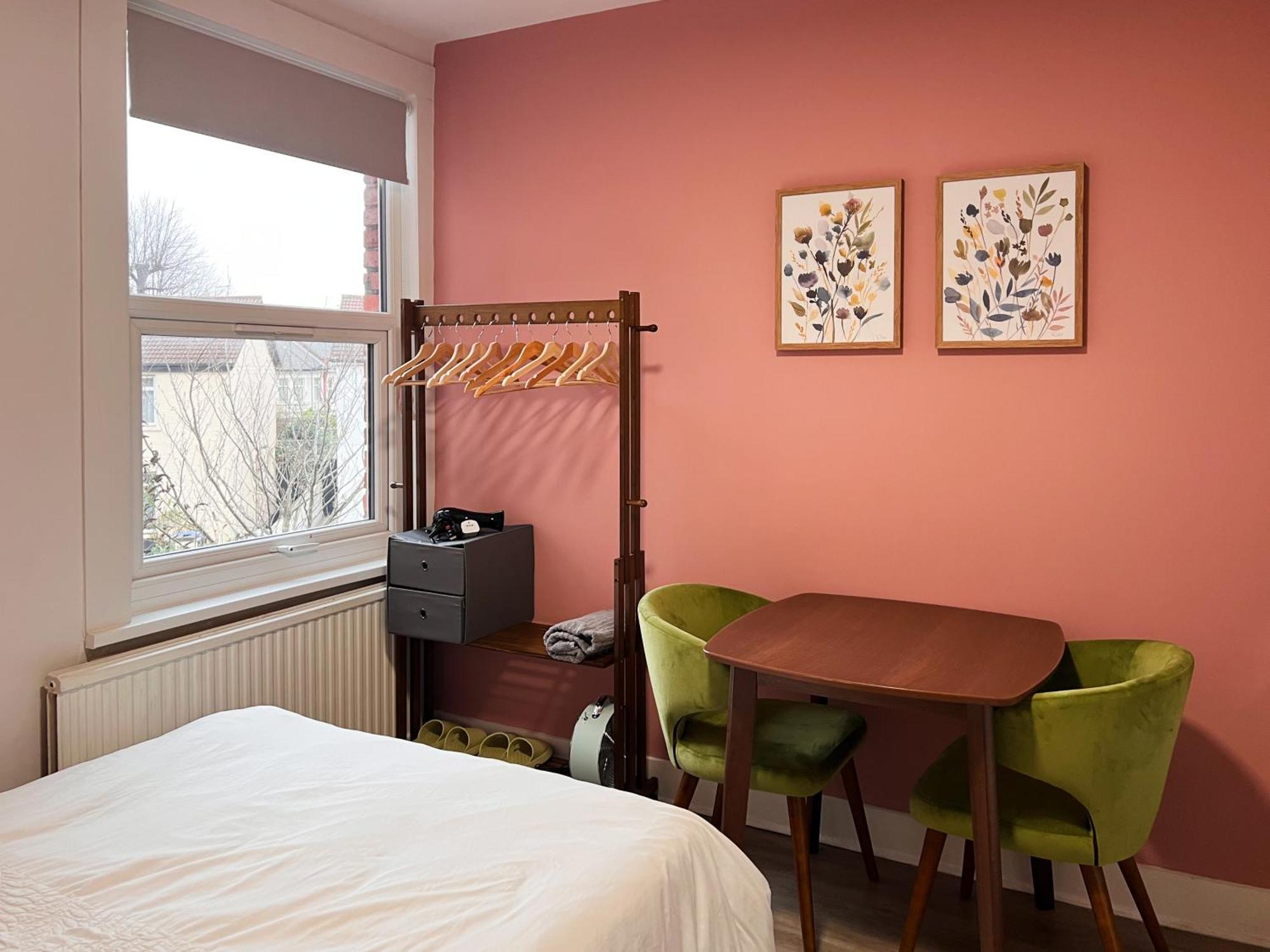 Zozy Whimsical Land Hotel London Bagian luar foto